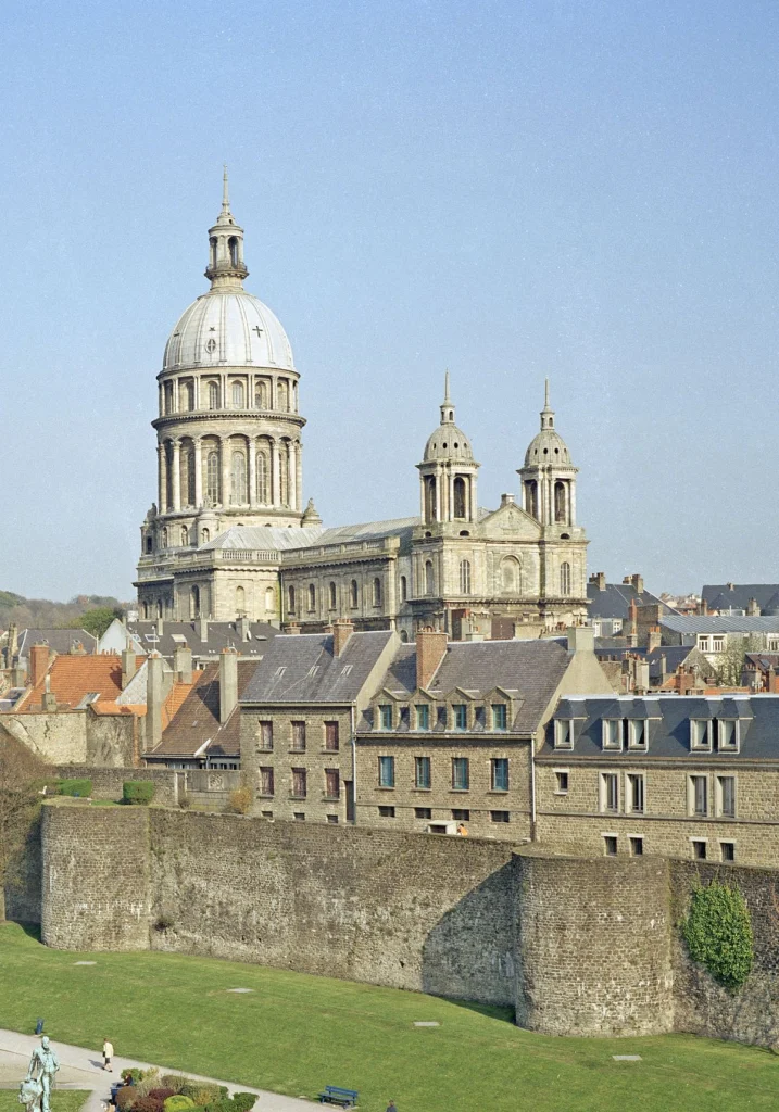 La Basilique Notre-Dame et la vieille ville de Boulogne-sur-Mer